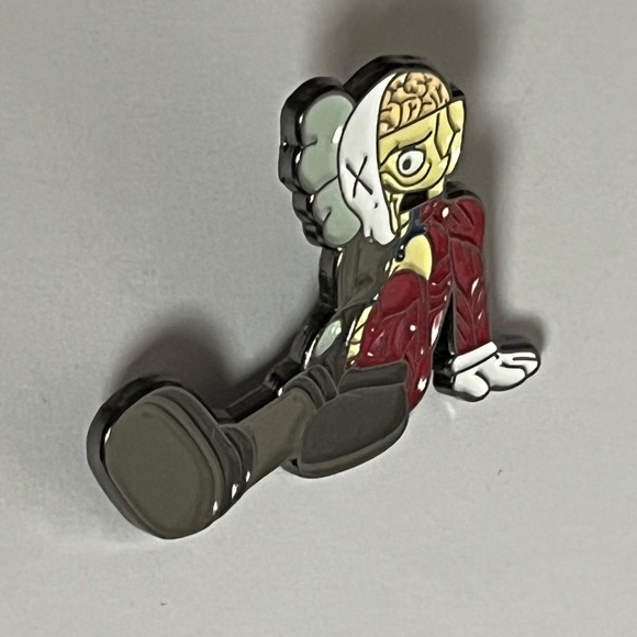 KAWS Resting Place Cerebro Hat Pin Pins Streetwear Hats Bag Fitted New Era - Picture 1 of 8